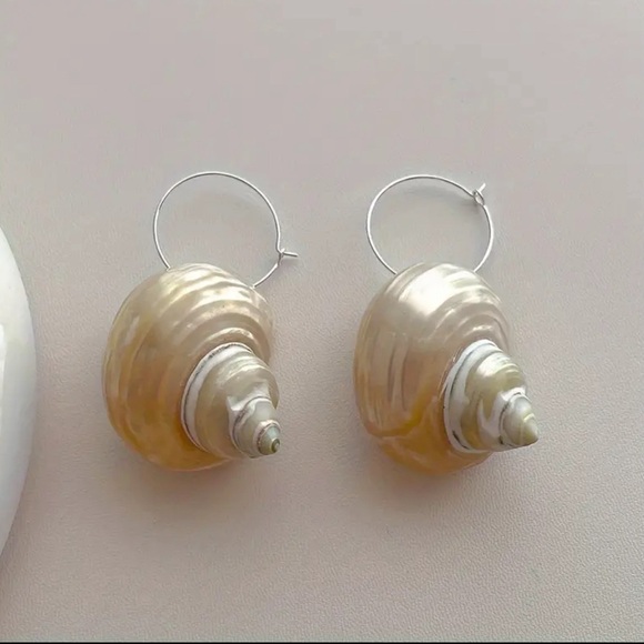 Unique Vintage Shell Earrings | NWT - Picture 5 of 6